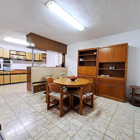 Amplio, Centro, Zona Begoña Y Al Lado De La Playa Apartamento